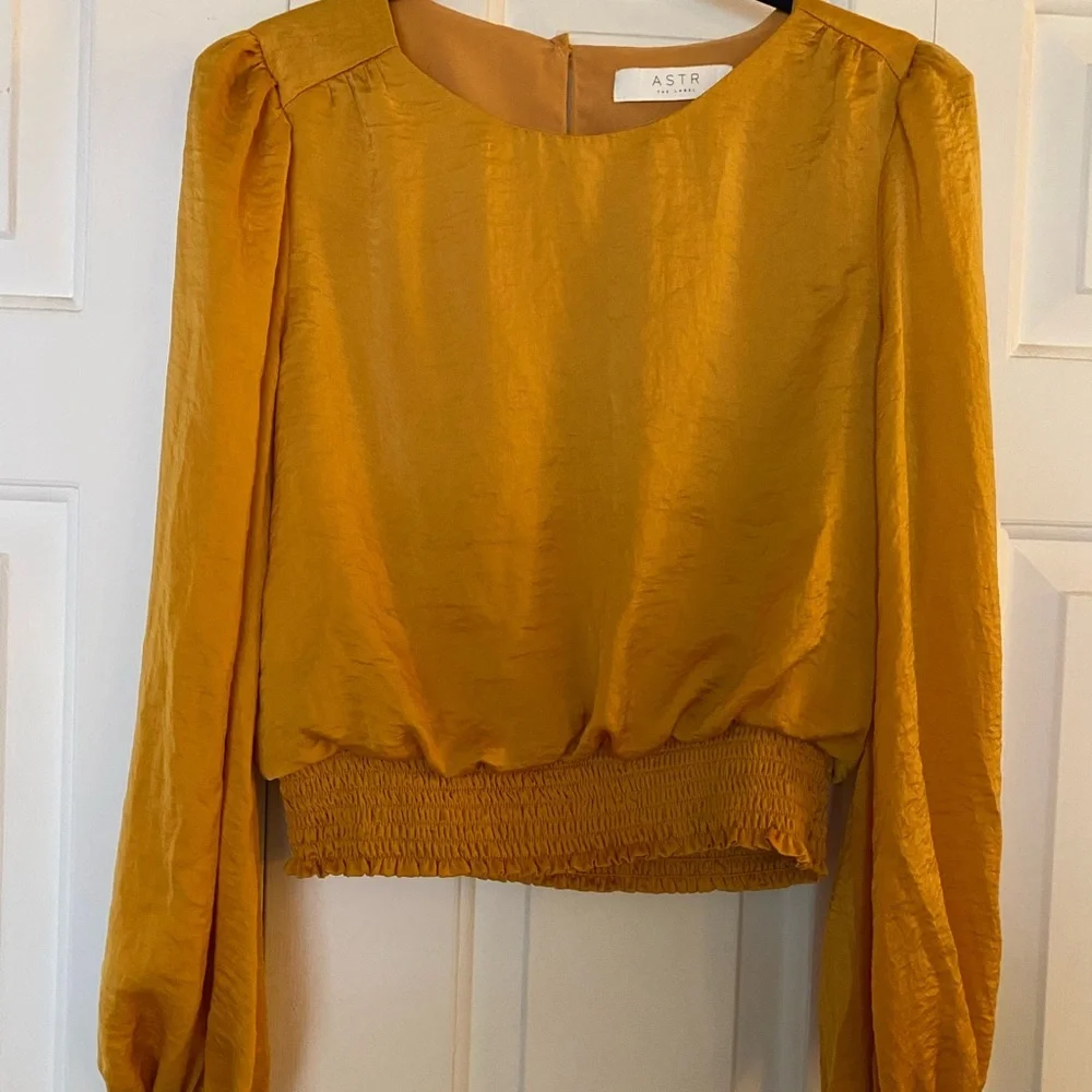 ASTR the Label Mustard Yellow Ruched Puff Sleeve Blouse, Women’s Small